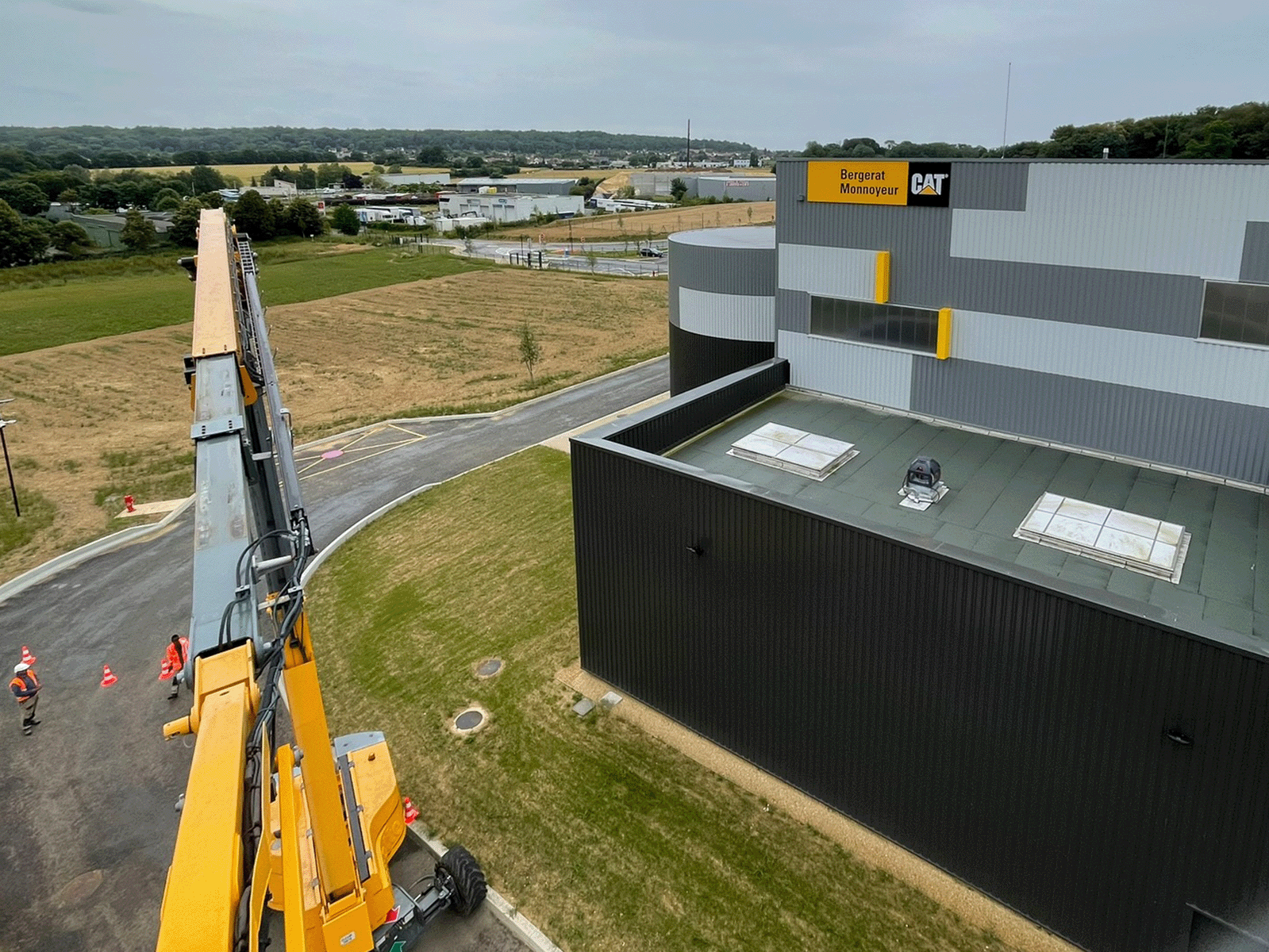 enseigne CAT vue depuis la nacelle élévatrice