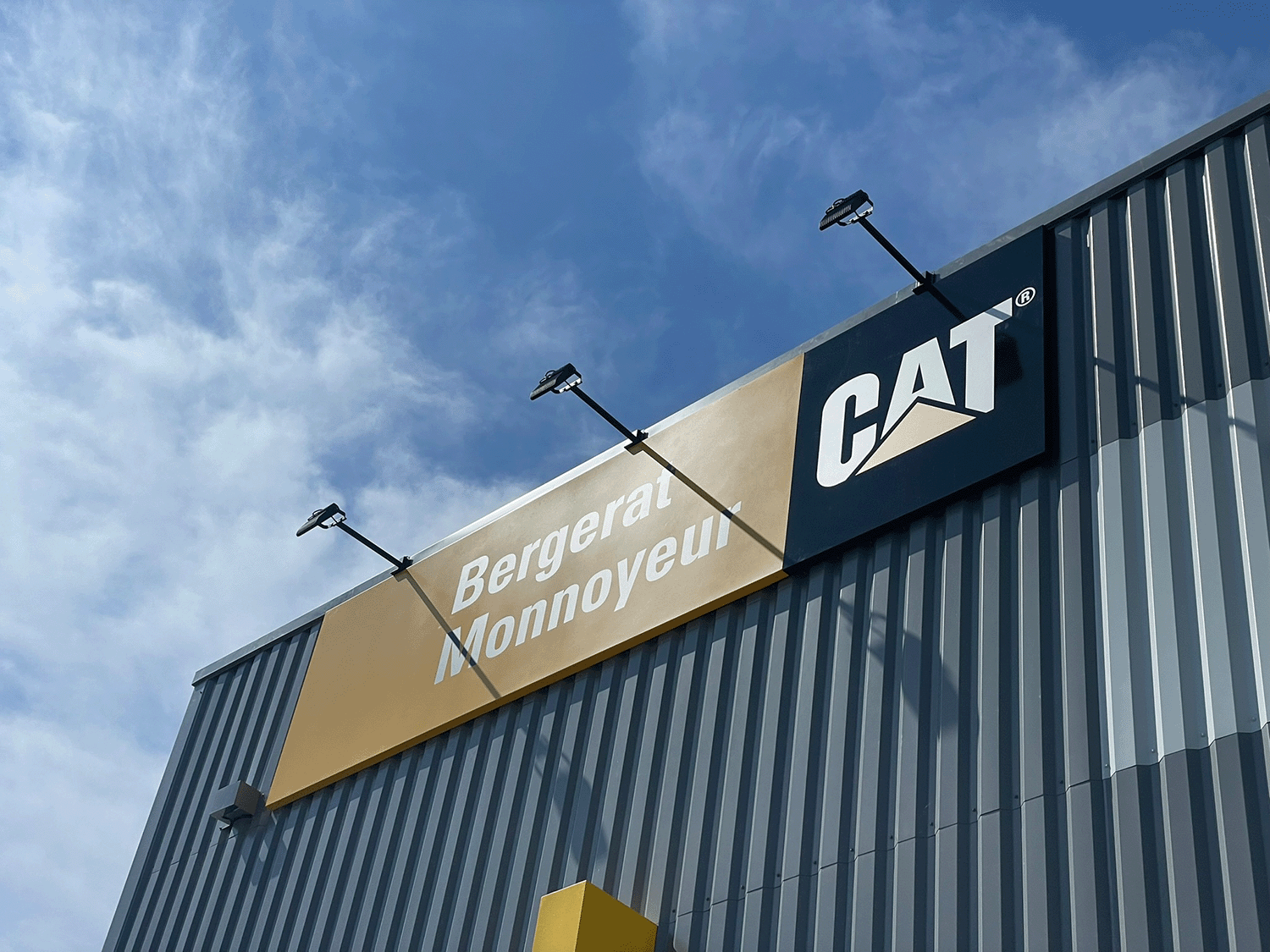 enseigne CAT sur le bâtiment