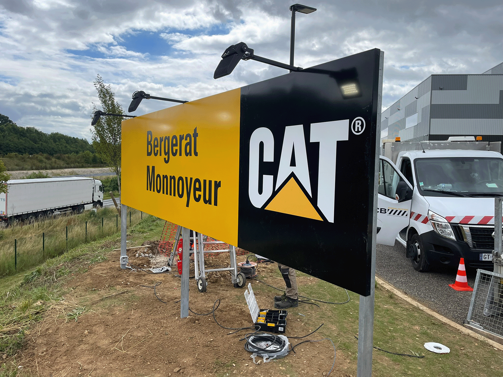 enseigne CAT visible depuis l'A16