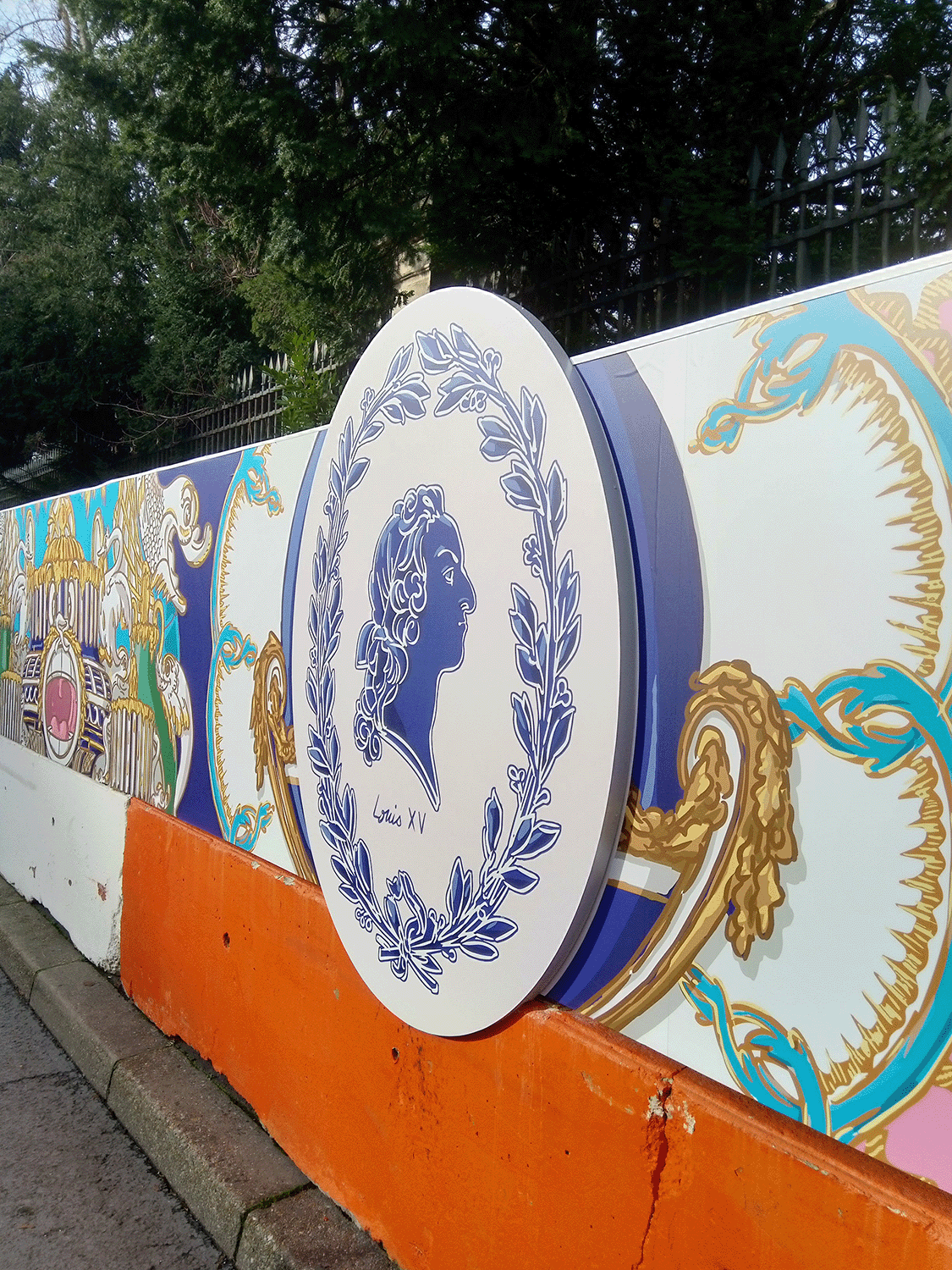 médaillon LouisXV palissade-sevres